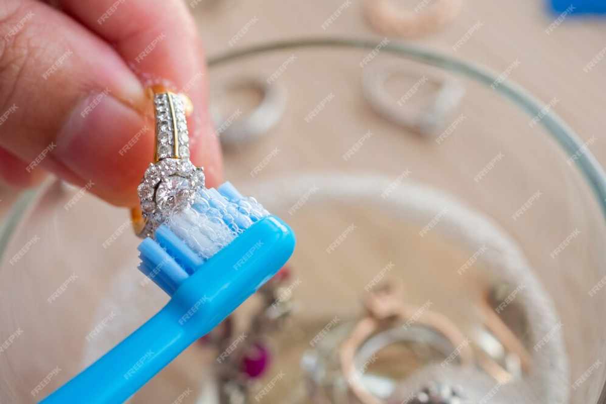 How to clean and restore the shine of brass jewelry with easy DIY methods and cleaning tips.